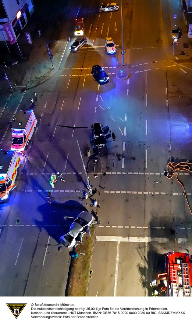 FW-M: Verkehrsunfall mit dramatischen Folgen (Milbertshofen)
