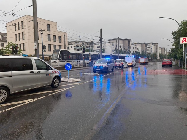 FW Weinheim: Entstehungsbrand in Stra&szlig;enbahn - Feuerwehr Weinheim mehrfach am Mittwoch gefordert