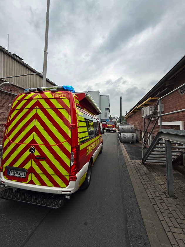 FW-EN: Chemische Reaktion in Industriebetrieb - Feuerwehr Herdecke im langwierigen Einsatz
