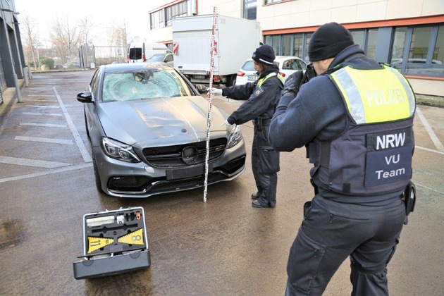 POL-K: 230118-3-K Unfallflüchtiger Mercedes-Fahrer stellt sich nach massivem Fahndungsdruck - C-Klasse sichergestellt - Fotos