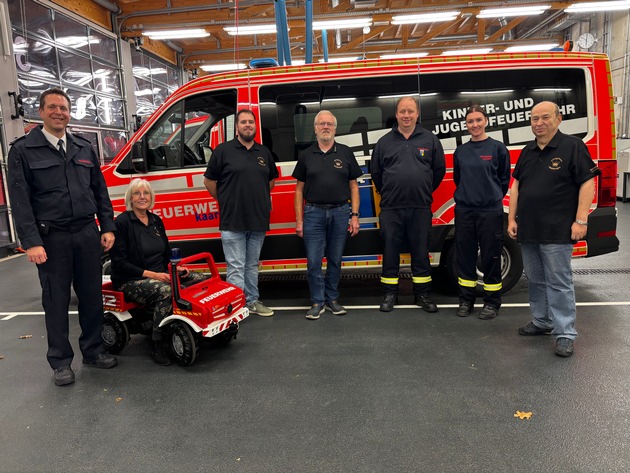FW-NE: Königshaus spendet 2.000 Euro für die Kinderfeuerwehr - Tretautos und Materialien gesichert