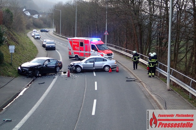 FW-PL: OT-Böddinghausen. Frontalzusammenstoß mit drei Verletzten.