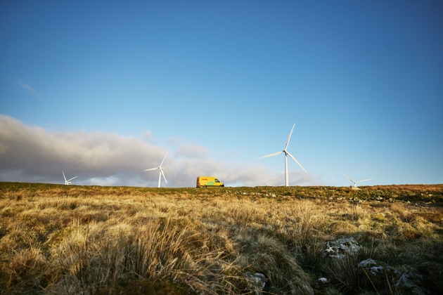 DHL Group baut den Bereich Logistik für Neue Energien aus, während Nachfrage für resiliente Energiesysteme wächst | DHL Group ramps up New Energy Logistics as demand for energy resilience surges