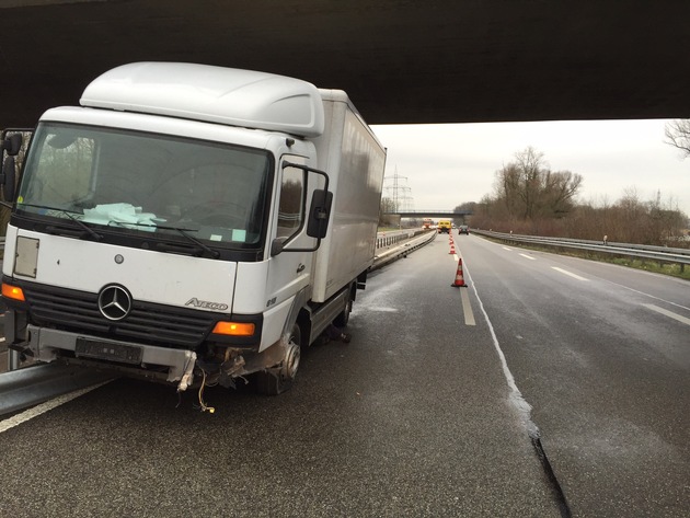 POL-PDLD: LKW beschädigt Leitplanke