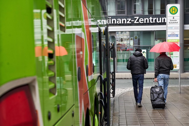 Fernbus-Bahnhöfe: Passagiere stehen zu oft im Regen / ADAC Test kritisiert oftmals fehlende Fahrgastinformationen / Zu wenig Sitzplätze im Wartebereich / Testsieger ist Stuttgart