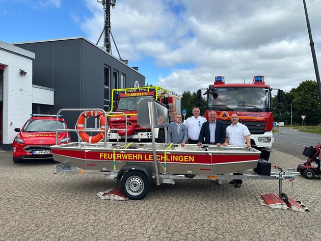 FW Leichlingen: Offizielle Übergabe: Drei neue Fahrzeuge und ein Rettungsboot / Indienststellung TLF2000, Rettungsboot, Kommandowagen und LF20-KatS