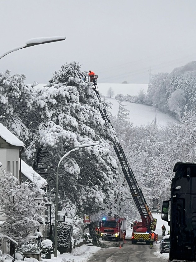 FW Ense: Wintereinbruch im Kreis Soest / Feuerwehr Ense am Nachmittag im Dauereinsatz