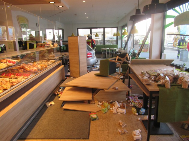 POL-EU: Pkw durchbricht Gebäudefront und steht plötzlich in einer Bäckerei