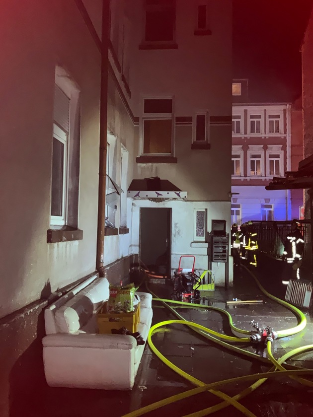 FW-GE: Brand mit Menschenleben in Gefahr in Ückendorf - Feuer in einem Mehrfamilienhaus an der Metzer Straße