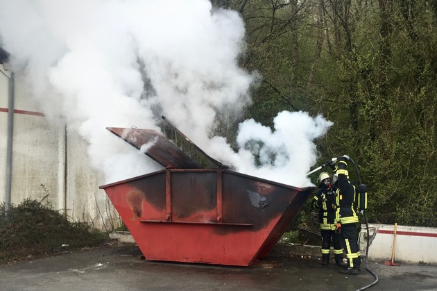 FW-PB: Containerbrand auf Firmengelände