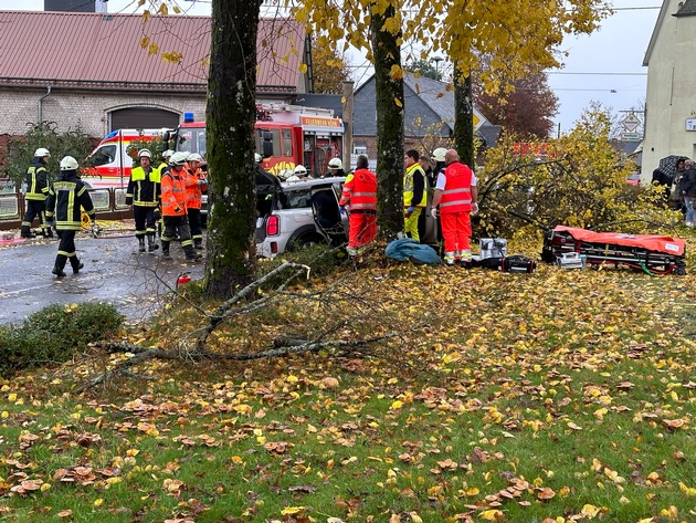 FW VG Westerburg: PKW prallt frontal gegen Baum - Fahrerin und Beifahrer werden schwer verletzt