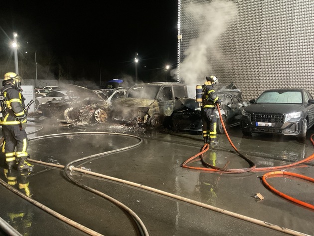 FW-DO: Vier brennende Autos an einem Autohaus an der B1