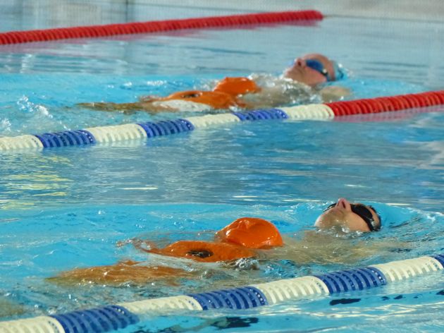 POL-GOE: Niedersächsische Polizeimeisterschaften im Schwimmen und Retten  -  Wettkampfatmosphäre im Northeimer Hallenbad