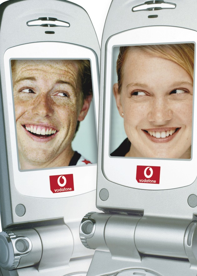 Vodafone startet als erster Netzbetreiber mit der Vermarktung von UMTS-Handys