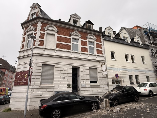 FW-MH: Fassadenteile stürzen von Dachgaube - Gebäude geräumt, keine Verletzten
