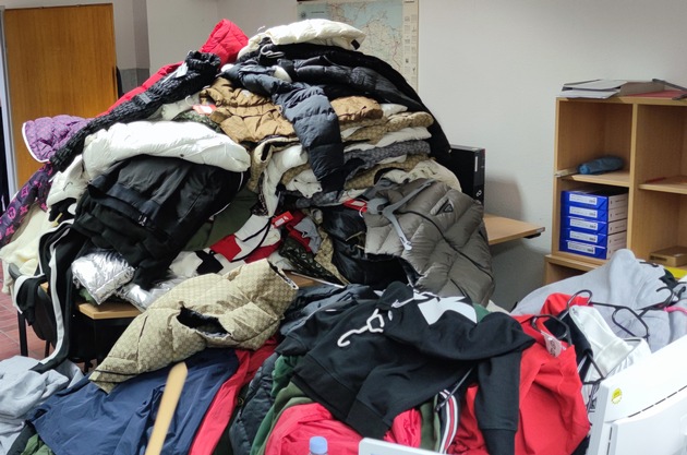 POL-DO: Shoppingtour mal anders - Polizei stellt 426 Kleidungsstücke und 9 Säcke mit Schuhen sicher