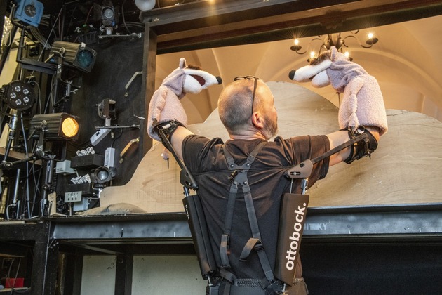 Exoskeleton takes strain off puppeteers