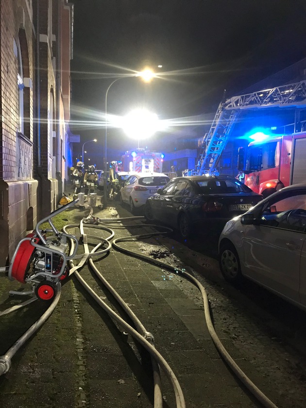 FW-BOT: Kellerbrand auf der Neustraße, Eine Person über Drehleiter in Sicherheit gebracht