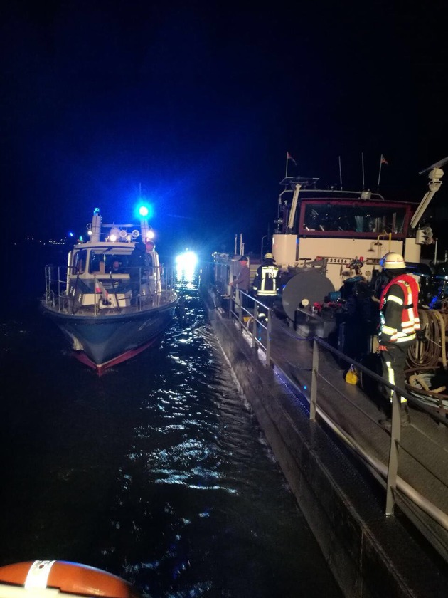 FW-BN: Brand auf Tankschiff - Einsatz für das Bonner Feuerlöschboot