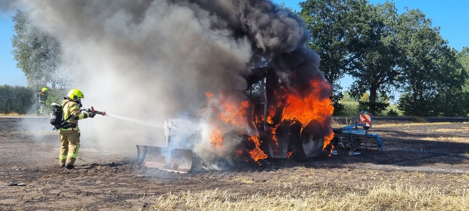 FW-OLL: Flächenbrand nach Traktorbrand