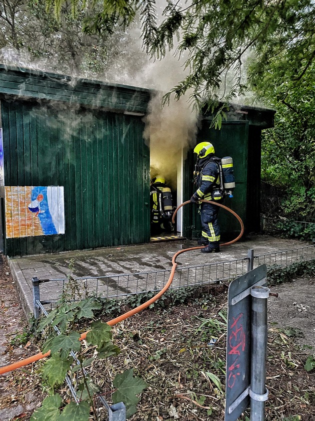 FW-NE: Brand in Hütte eines Modellbauvereins | Keine Verletzten