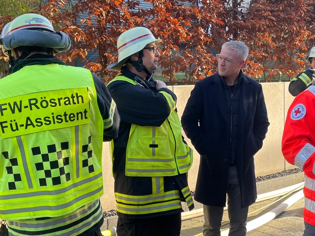 FW R&ouml;srath: Geb&auml;udebrand in Kleineichen: Feuerwehr R&ouml;srath im Gro&szlig;einsatz