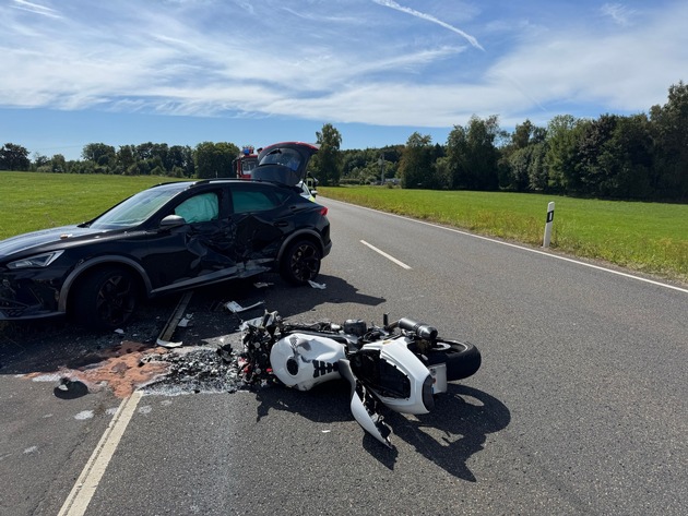 FW VG Westerburg: Schwerer Verkehrsunfall auf Bundesstraße 255 - Motorrad kollidiert mit PKW