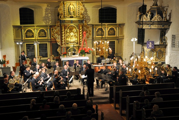 POL-WL: 100 Jahre und kein bisschen leise - Polizeimusikkorps begeistert in Hollenstedt