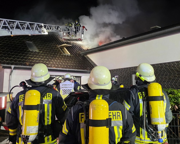FW Celle: Dachstuhlbrand in Gro&szlig; Hehlen - Einsatzende (Gesamtbericht)
