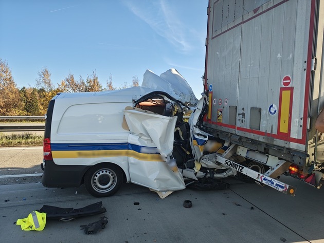 POL-HK: Dorfmark: Schaufensterscheibe eingeworfen; Bispingen/A 7: Auto überschlägt sich (Foto); Soltau/A 7: Glück im Unglück (Foto)