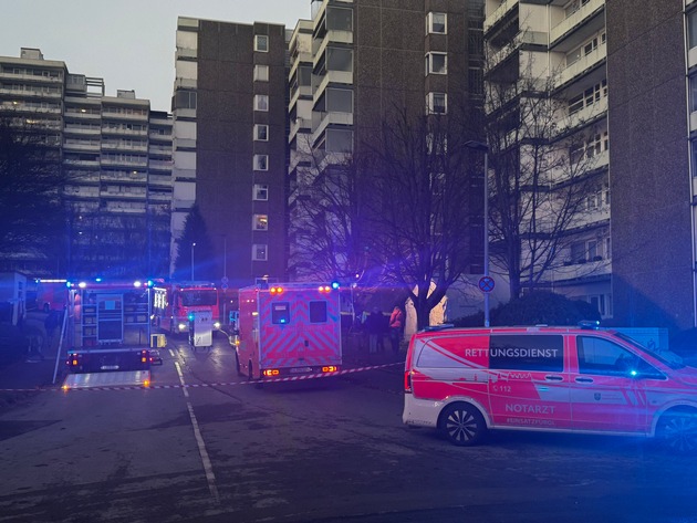 FW-GL: Unklarer Geruch in Hochhaus - umfangreicher Feuerwehr- und Rettungsdiensteinsatz in Bockenberg