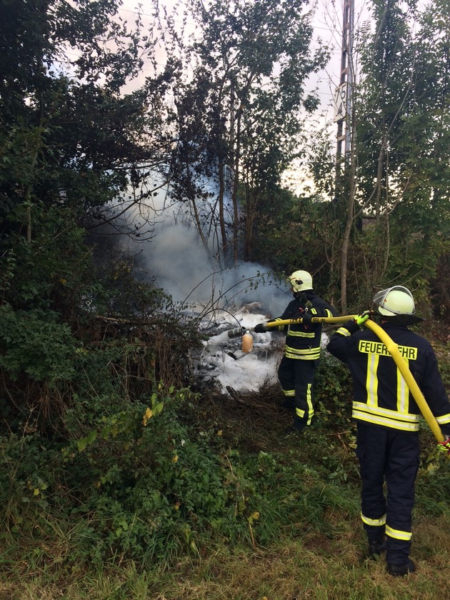 FW Lügde: Flächenbrand am Bahndamm