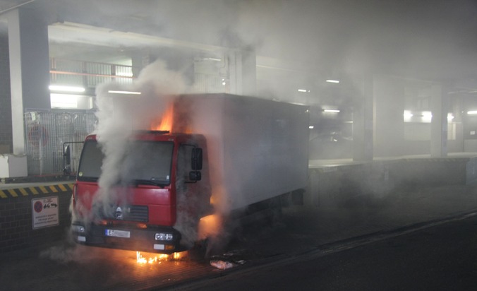 FW-E: Brennender LKW unter dem Essener City-Center