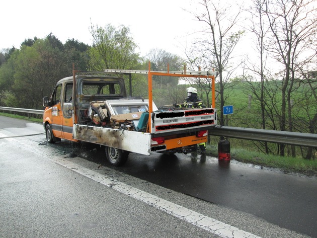 POL-WL: LKW brennt auf der A 261 fast vollständig aus