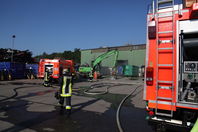 FW-E: Feuer in Müll-Sortierhalle der Entsorgungsbetriebe Essen