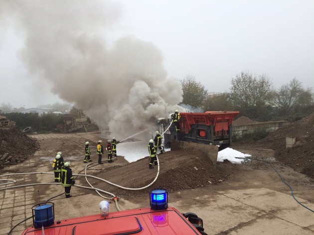 Feuerwehr Kalkar: Brand einer Steinbrechermaschine