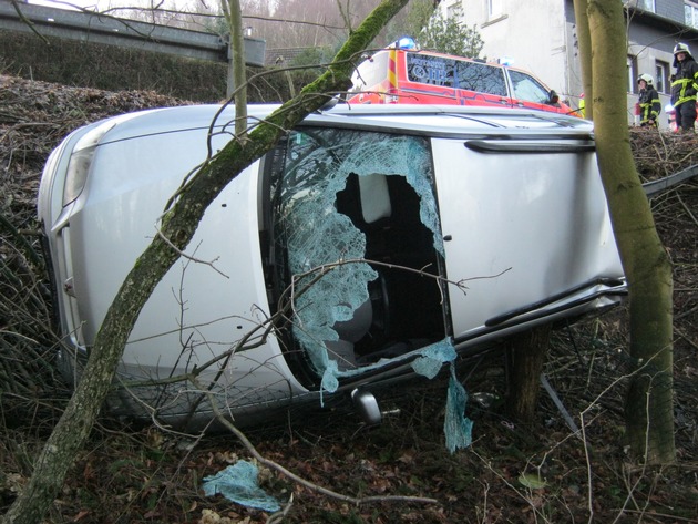 FW-MK: Baumstumpf in Fahrzeug gebohrt, Fahrerin verletzt