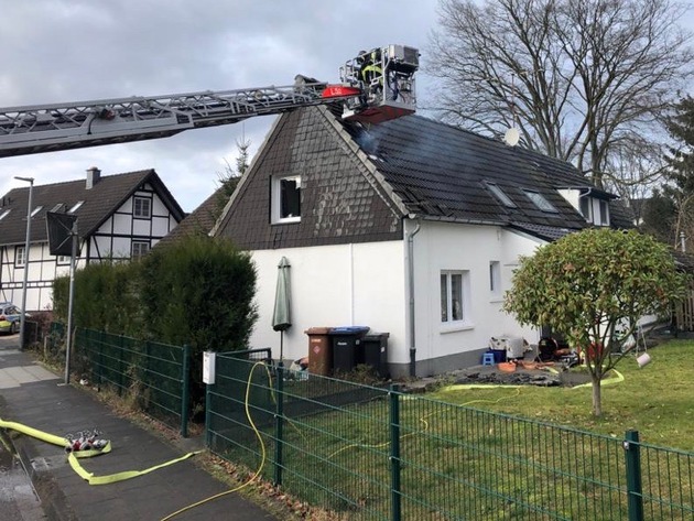 FW-GL: Einfamilienhaus in Bergisch Gladbach nach Brand unbewohnbar