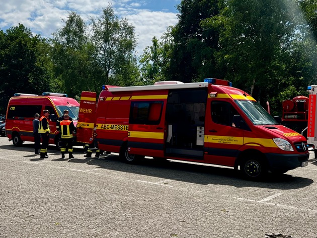 FW-GL: Unklare Flüssigkeit sorgt für Großeinsatz der Feuerwehr an der Eissporthalle in Bergisch Gladbach