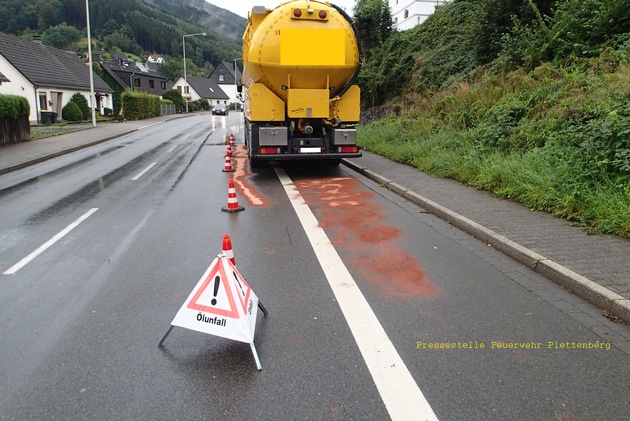 FW-PL: Größere Ölspur und Baum auf Fahrbahn in Plettenberg