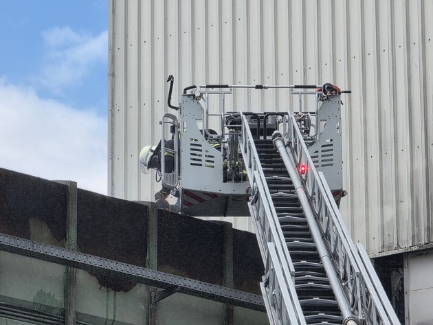 FW-AR: Brennendes Förderband beschäftigt Feuerwehr stundenlang