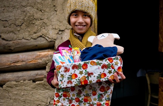 Samaritan's Purse e. V.: Mit "Weihnachten im Schuhkarton&reg;" Freude schenken / Bis zum 15. November P&auml;ckchen f&uuml;r notleidende Kinder packen (FOTO)