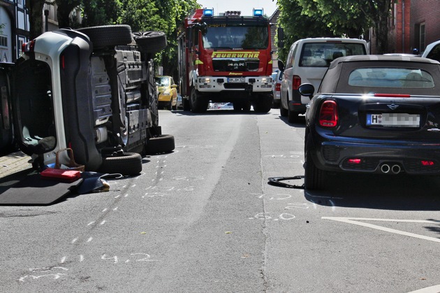 POL-HM: Fahrzeug kippt nach Kollision auf die Seite - Autofahrerin musste befreit werden
