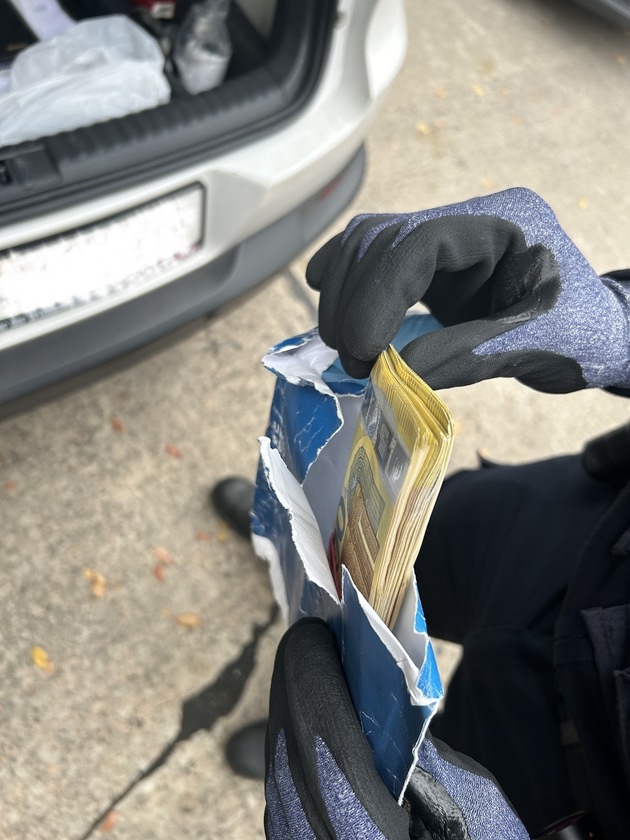 HZA-P: Potsdamer Zoll stößt bei Fahrzeugdurchsuchung auf geladene Schreckschusswaffe und 10.000 Euro Bargeld / Vermeintlicher Besitzer gibt sich unwissend