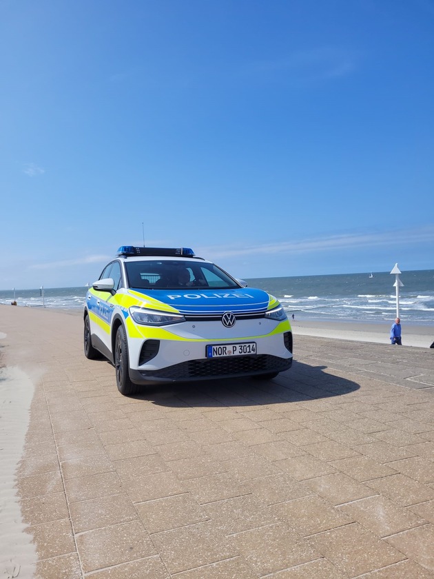 POL-OS: Polizei auf Norderney elektrisch unterwegs - moderne Blaulichtfahrräder im Einsatz