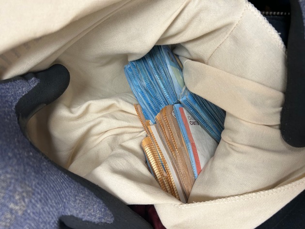 HZA-DD: Bargeld im Wert von &uuml;ber 100.000 Euro sichergestellt / Zoll kontrolliert Reisezug