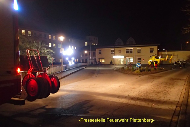 FW-PL: Christoph Westfalen landet in Plettenberg. Feuerwehr leuchtet Landeplatz aus