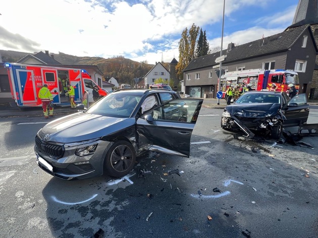 FW-PL: Verkehrsunfall mit eingeschlossener Person - zwei Leichtverletzte