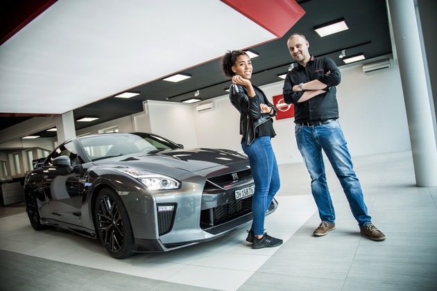 La femme la plus rapide de Suisse dans les starting-blocks :
Mujinga Kambundji au volant de la Nissan GT-R