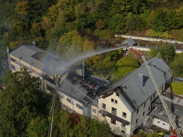 FW-Lohmar: Aufwändiger Großeinsatz: Gebäudebrand in Lohmar-Kreuznaaf